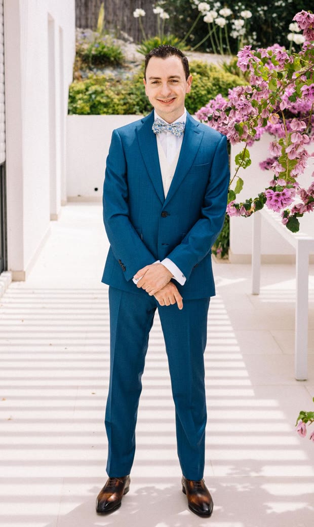 Menzo, fondateur de B.organic, en costume bleu
